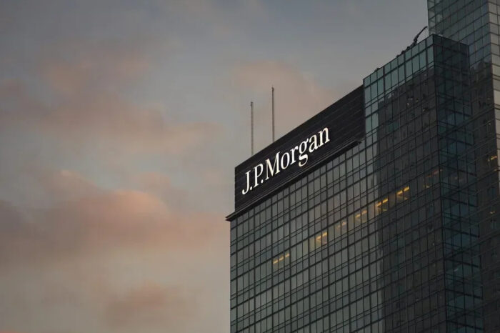 JPMorgan approves AI chatbot to help write performance reviews